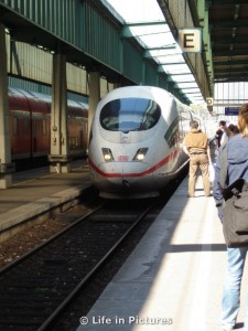 ICE fährt in Stuttgarter Hauptbahnhof ein